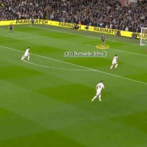 云开体育官网-TA解析曼城门球战术：两名后腰禁区内接球破解对手人盯人逼抢